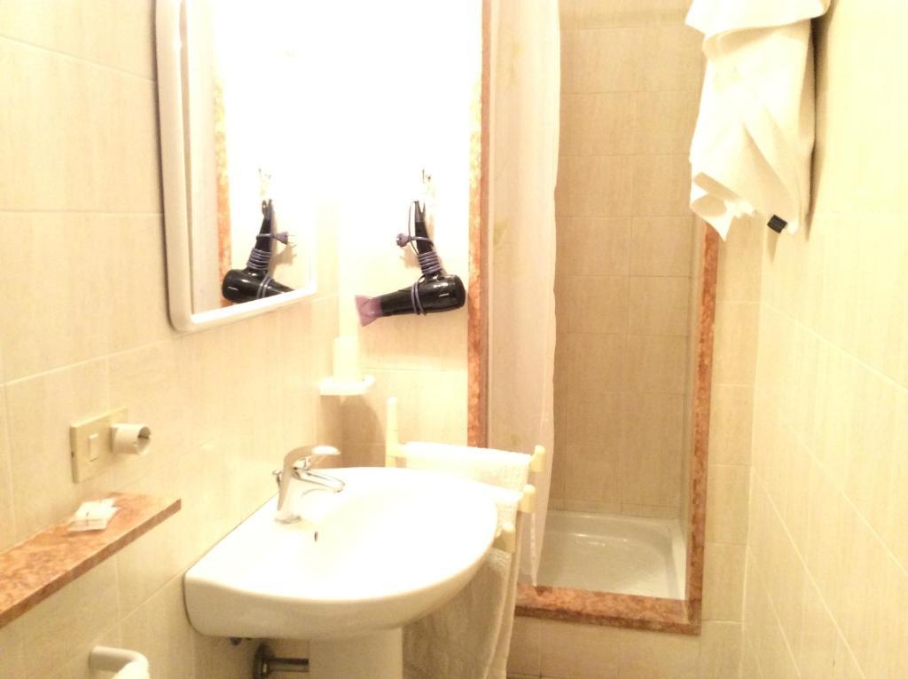 Ariston Petit Hotel ปาแลร์โม ภายนอก รูปภาพ